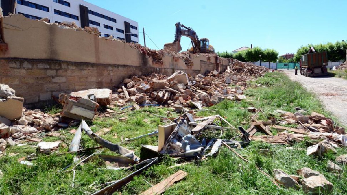 Escombros durante la demolición en la mañana de ayer en la zona más elevada.-ÁLVARO MARTÍNEZ