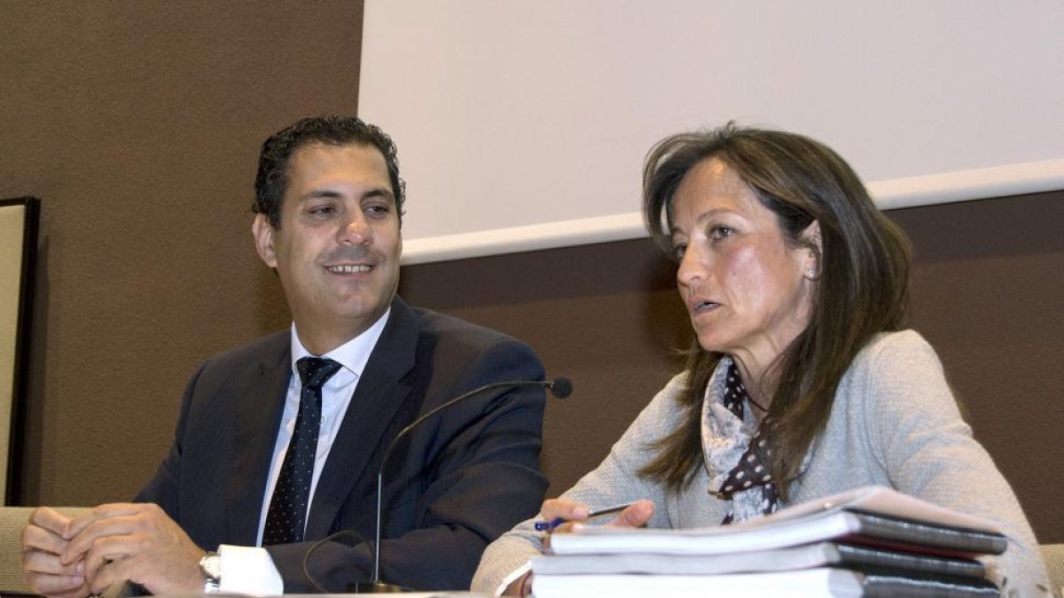 a viceconsejera de Ordenación del Territorio y Relaciones Institucionales, María de Diego, se reúne con alcaldes para informar del borrador de unidades básicas de ordenación y servicios del territorio. En la imagen junto al delegado de la Junta, Alberto C-Ical