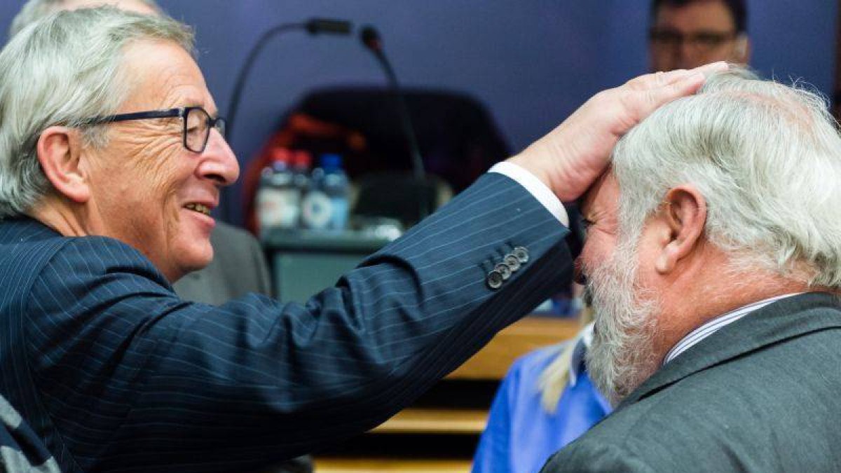 Juncker hace un gesto cariñoso hacia Cañete, ayer en Bruselas.-Foto: AP