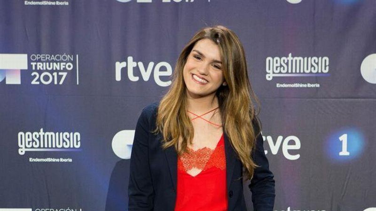 Amaia Romero, ganadora del concurso televisivo Operación Triunfo, atiende a los medios de comunicación tras la gala final protagonizada anoche en TVE.-EFE/Enric Fontcuberta