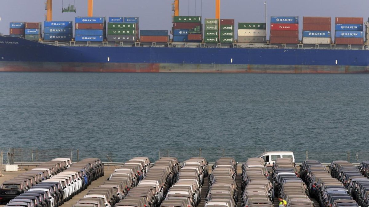 Automóviles en el Puerto de Valencia con destino a la exportación.-MIGUEL LORENZO
