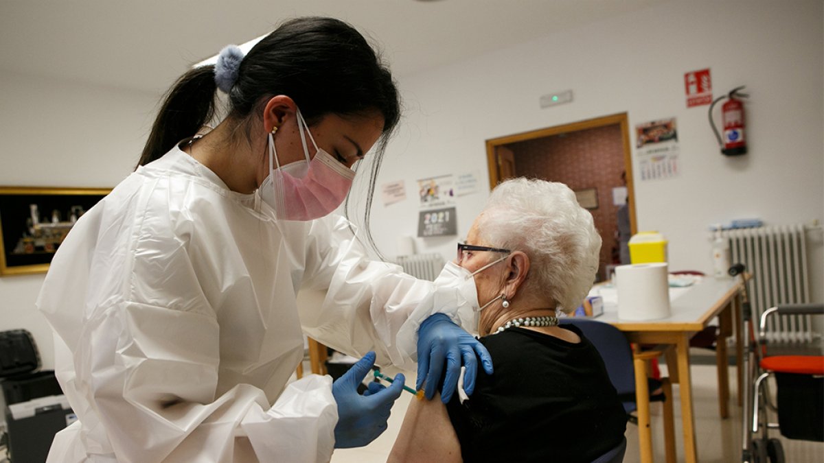 La primera persona vacunada en la provincia, Felicitas Jiménez, el pasado 30 de diciembre, en la residencia Los Royales. HDS