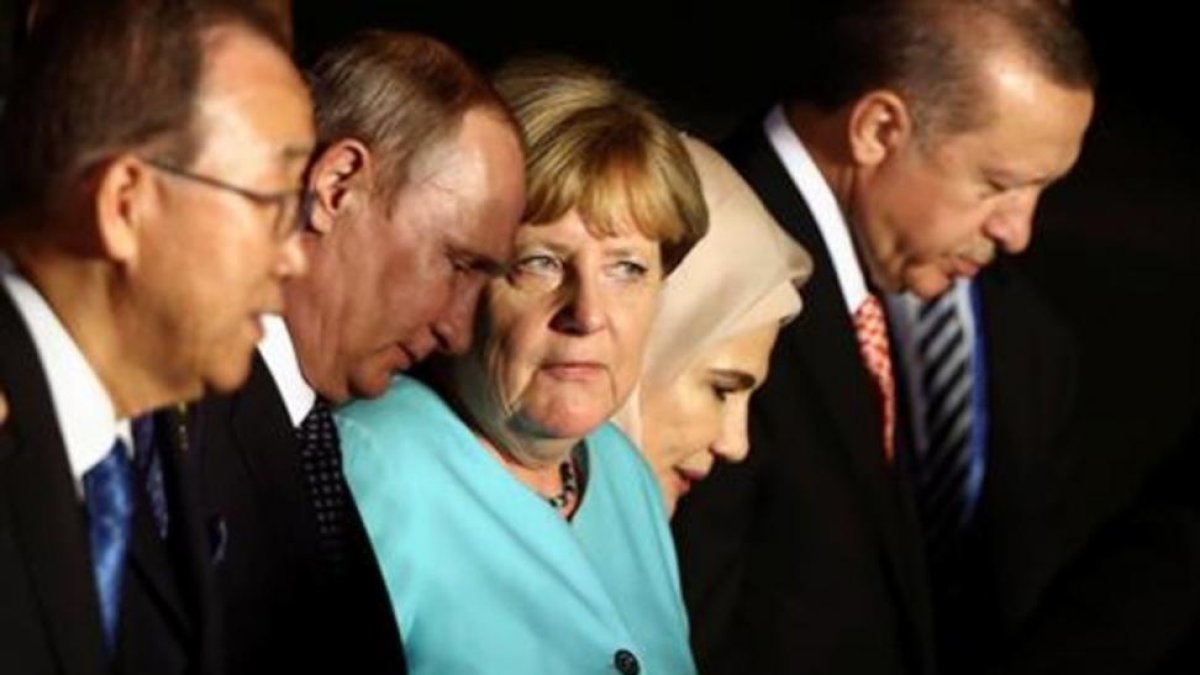 De izquierda a derecha, Ban Ki-moon, Vladímir Putin, Angela Merkel, Emine Erdogan y Recep Tayyip Erdogan.-REUTERS / DAMIR SAGOLJ / JONATHAN ERNST