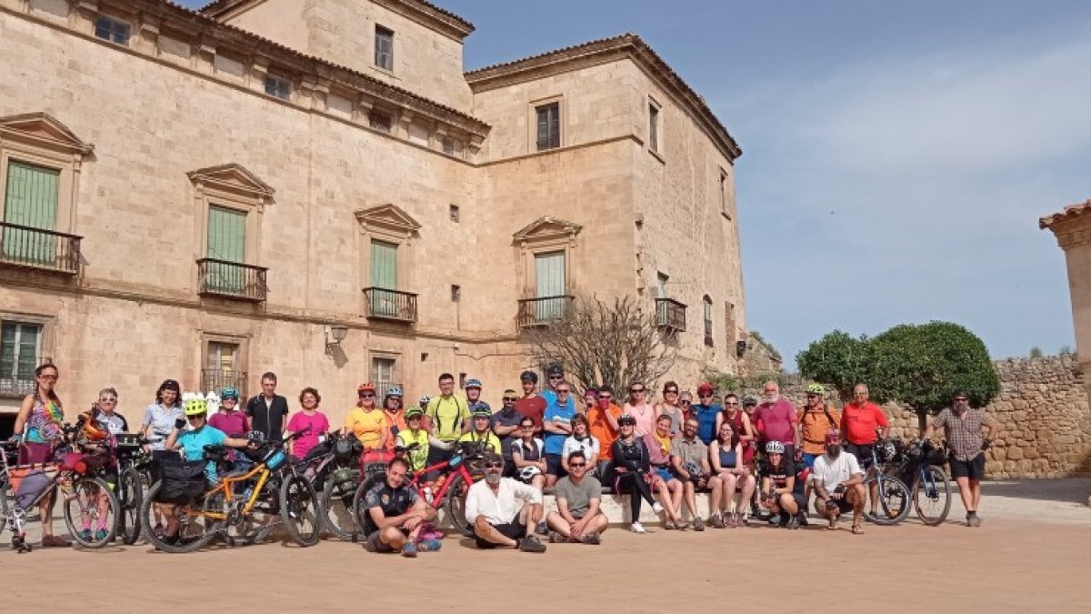 Los participantes en la salida desde la plaza Mayor de Almazán. HDS