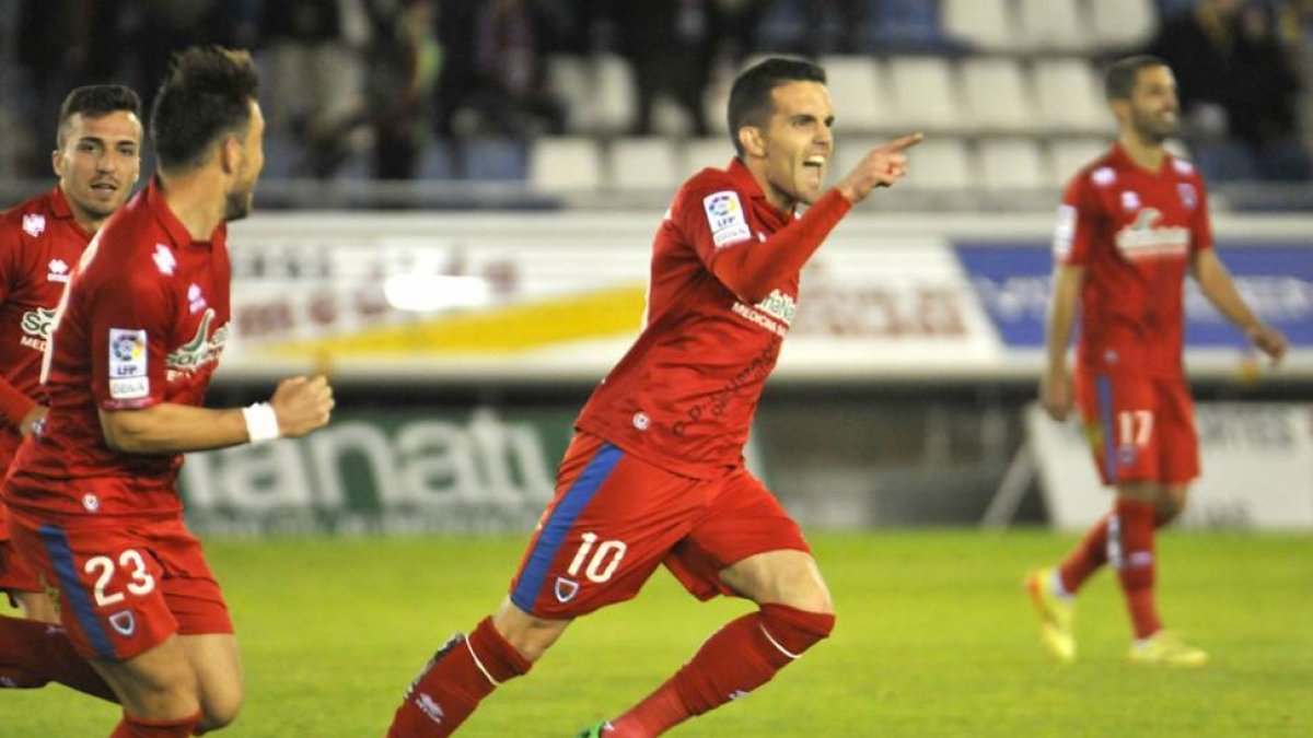 Julio Álvarez celebra uno de los tantos anotados en noviembre.-DIEGO MAYOR