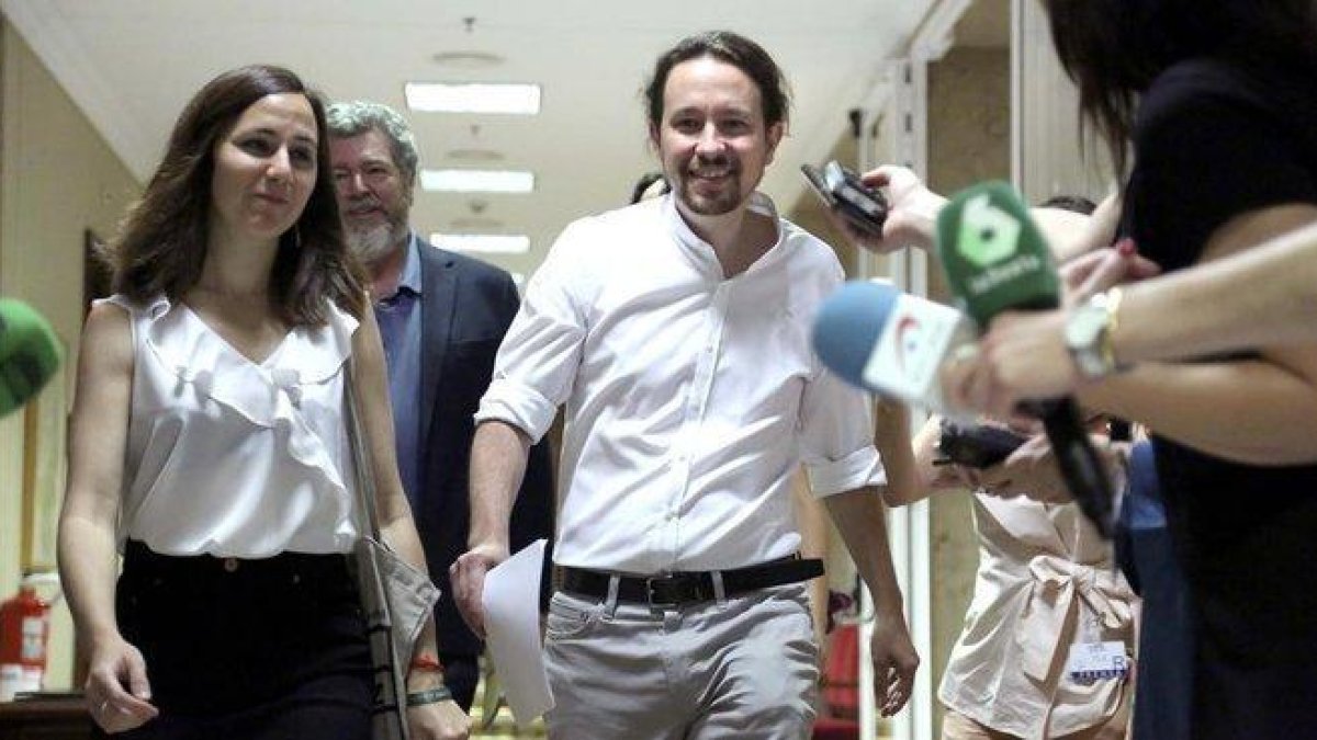 El secretario General de Podemos, Pablo Iglesias, junto a Ione Besara, Juantxo Lopez de Uralde y Eva Garcia antes de la reunión.-DAVID CASTRO