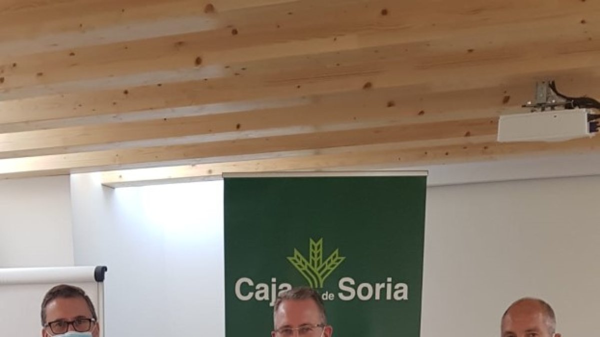 Acto de entrega con Carmelo Martín Acebes, jefe del Área de Programas de la Delegación Provincial de Educación de la Junta de Castilla y León en Soria; Miguel Rehbein, director de Medios y Organización e Ismael Ruiz, director de Negocio, ambos de Caja Rural de Soria.--HDS