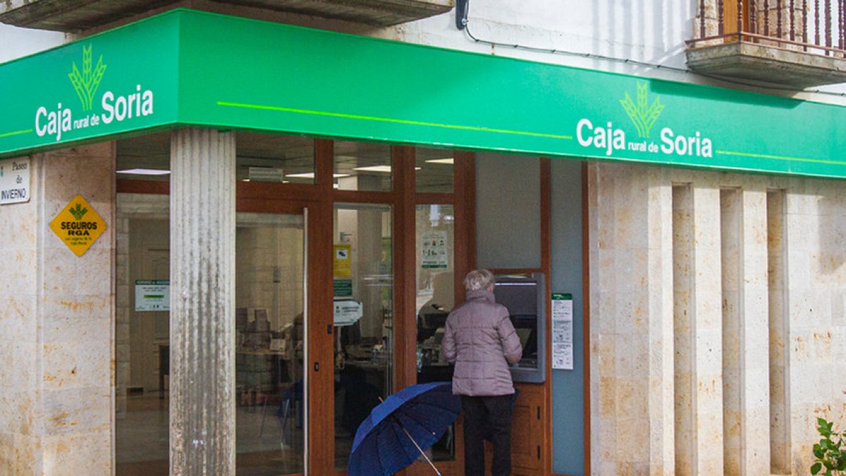 Una oficina de Caja Rural en Soria. MARIO TEJEDOR