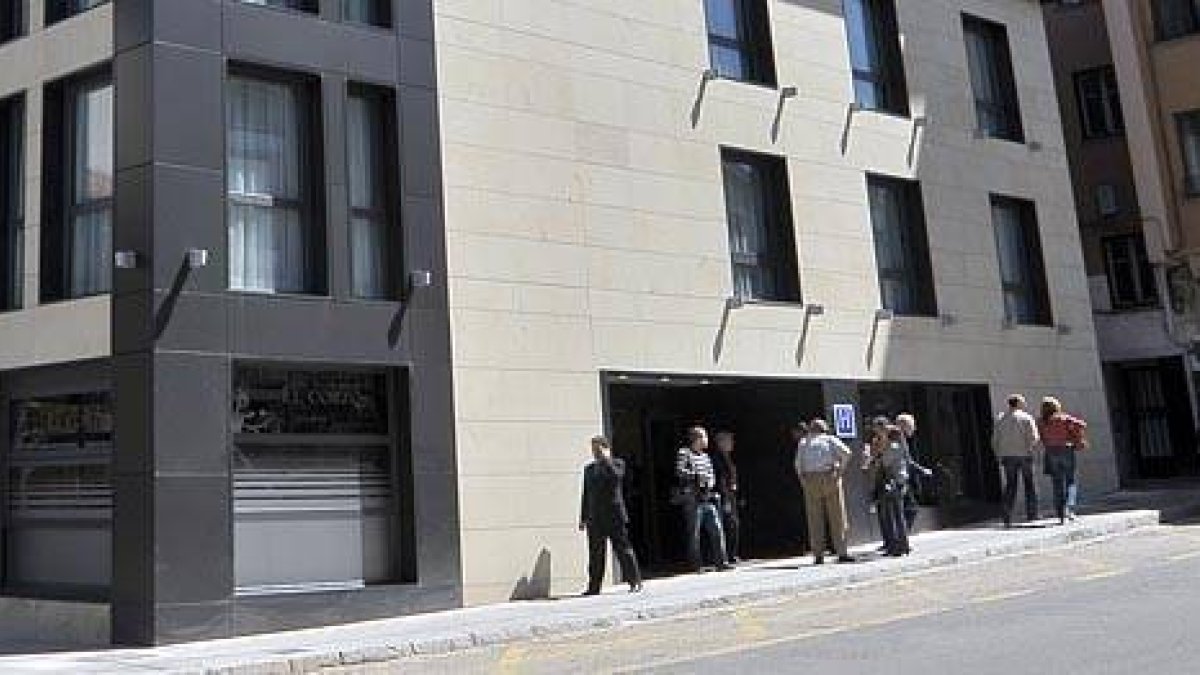 Llegada de turistas a uno de los hoteles del centro de la capital. / F. S.-