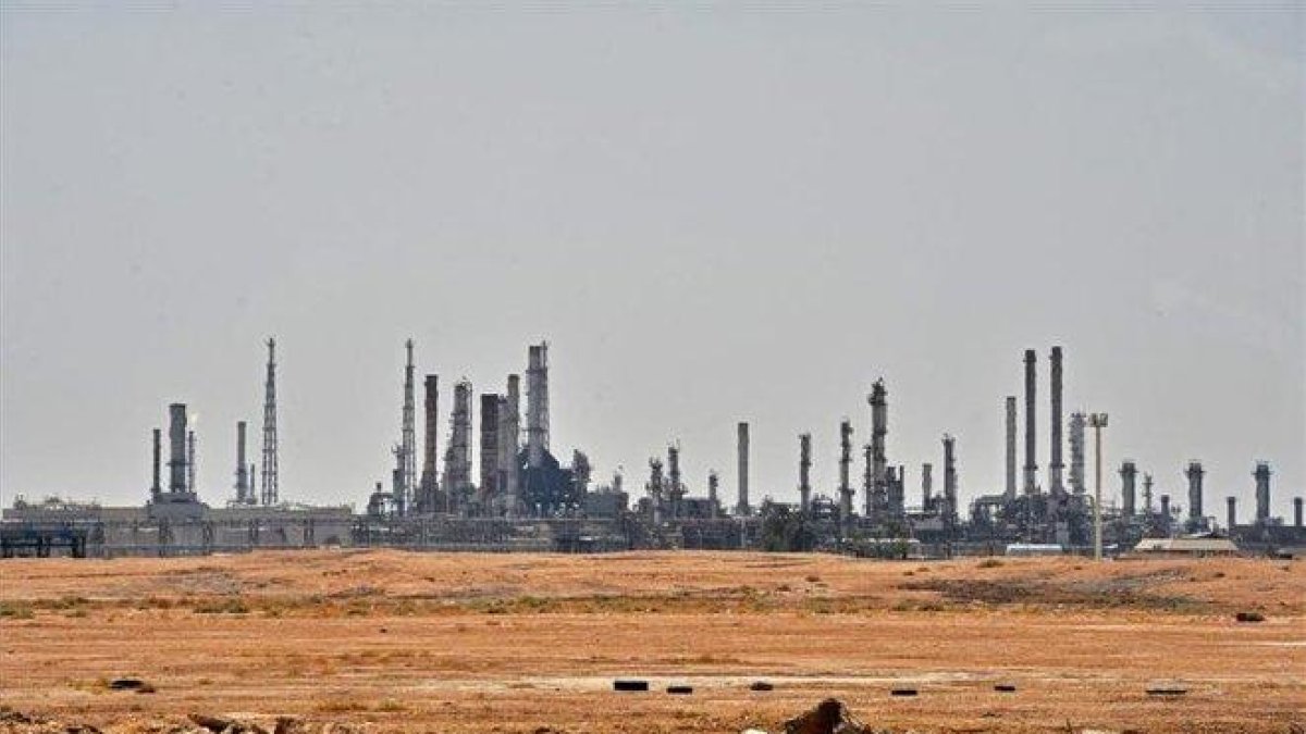 Imagen de una refinería petrolera en Arabia Saudí.-AFP