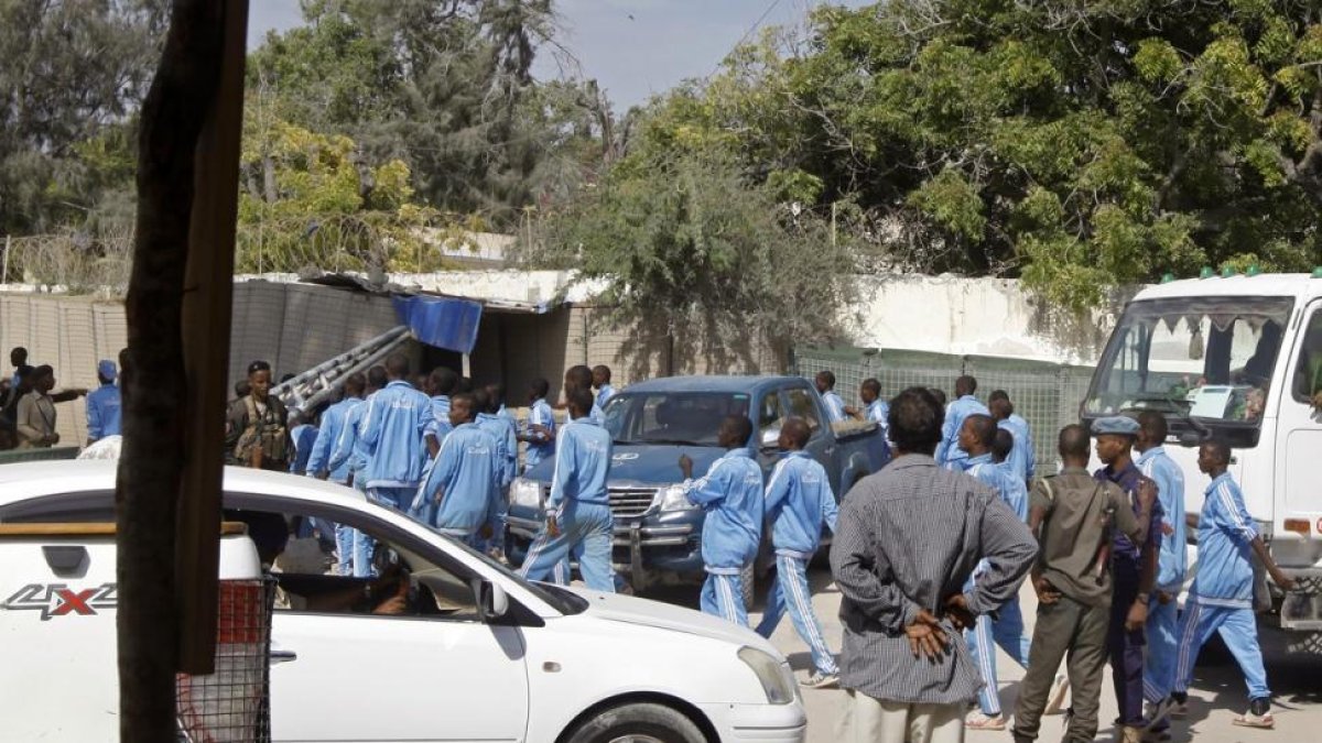 Los alrededores de la academia policial donde un terrorista se ha inmolado matando a 18 agentes en Mogadiscio, la capital de Somalia.-/ AP / FARAH ABDI WARSAMEH (AP)