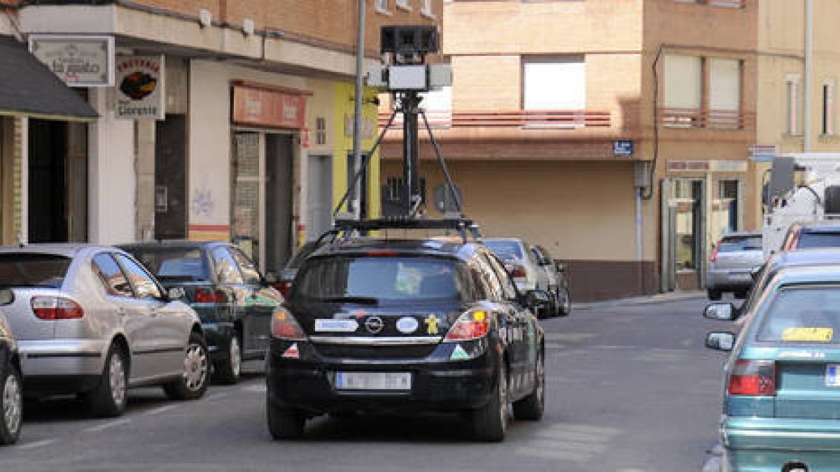 El coche de Google Street View durante su periplo por las calles sorianas obteniendo imágenes panorámicas. / Ú. S.-