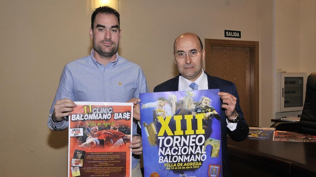 El responsable del torneo, Juan Carlos Vera, y el alcalde de Ágreda, Jesús Manuel Alonso, durante la presentación del mismo.-VALENTÍN GUISANDE