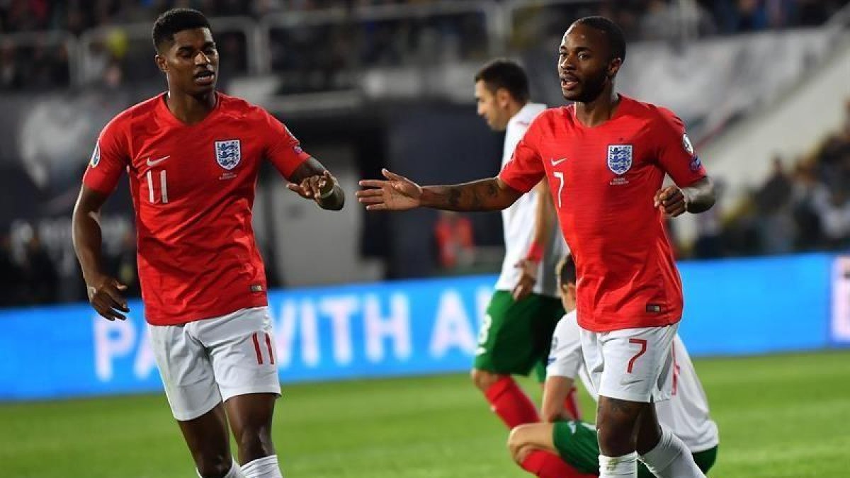 Raheem Sterling (derecha) del Inglaterra celebra un gol con su compañero Marcus Rashford (izquierda).-EFE