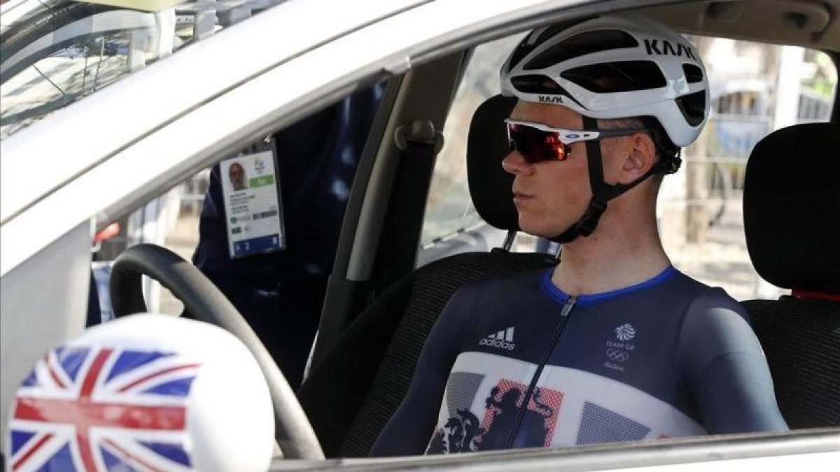 Chris Froome, el sábado, en el coche de la selección británica.-EFE / JAVIER ETXEZARRETA