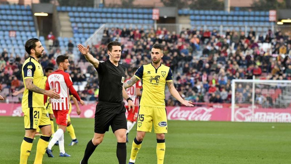 Mateu y Oyarzun se dirigen al colegiado Díaz de Mera durante el partido del pasado domingo en Almería.-ÁREA 11