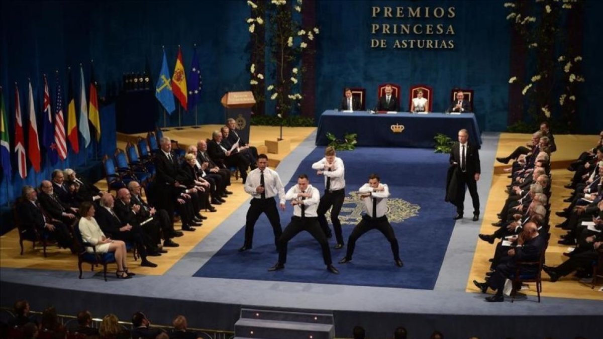 Los jugadores de Nueva Zelanda, en plena haka.-AFP