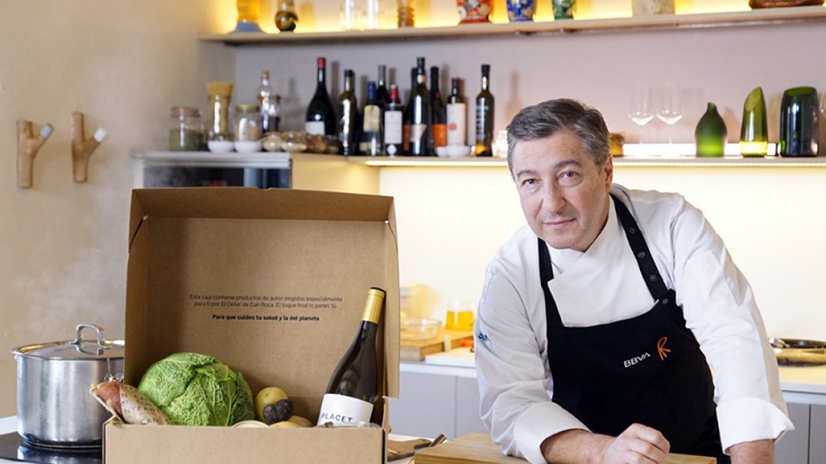 Joan Roca posa junto con la cesta de ‘Gastronomía Sostenible’. HDS