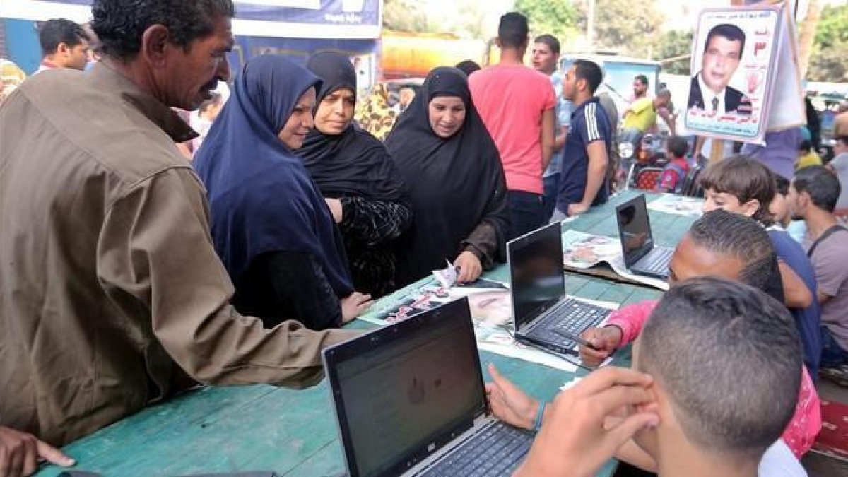 Registro para votar en Giza (Egipto) en elecciones legislativas.-
