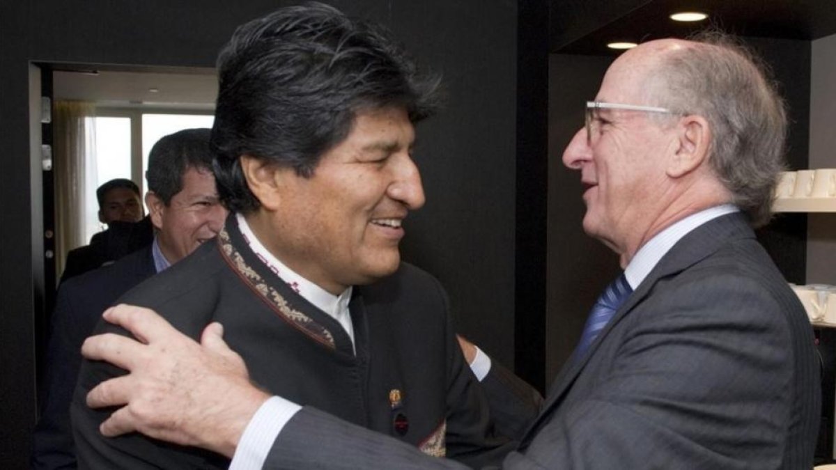 El presidente de Bolivia, Evo Morales, y el de Repsol, Antoni Brufau.-HORSTWAGNER EU