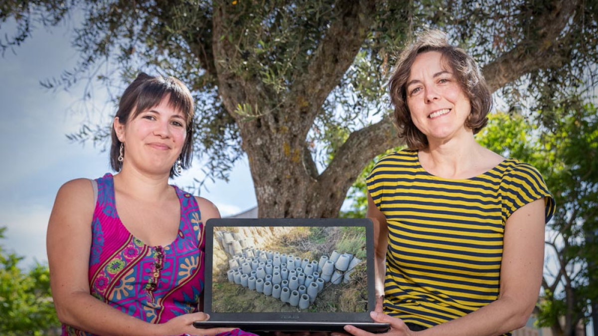 Jessica Esteban y Beatriz de Torre , de la empresa Agresta, muestran el sistema de módulos del dique modular .  GONZALO MONTESEGURO