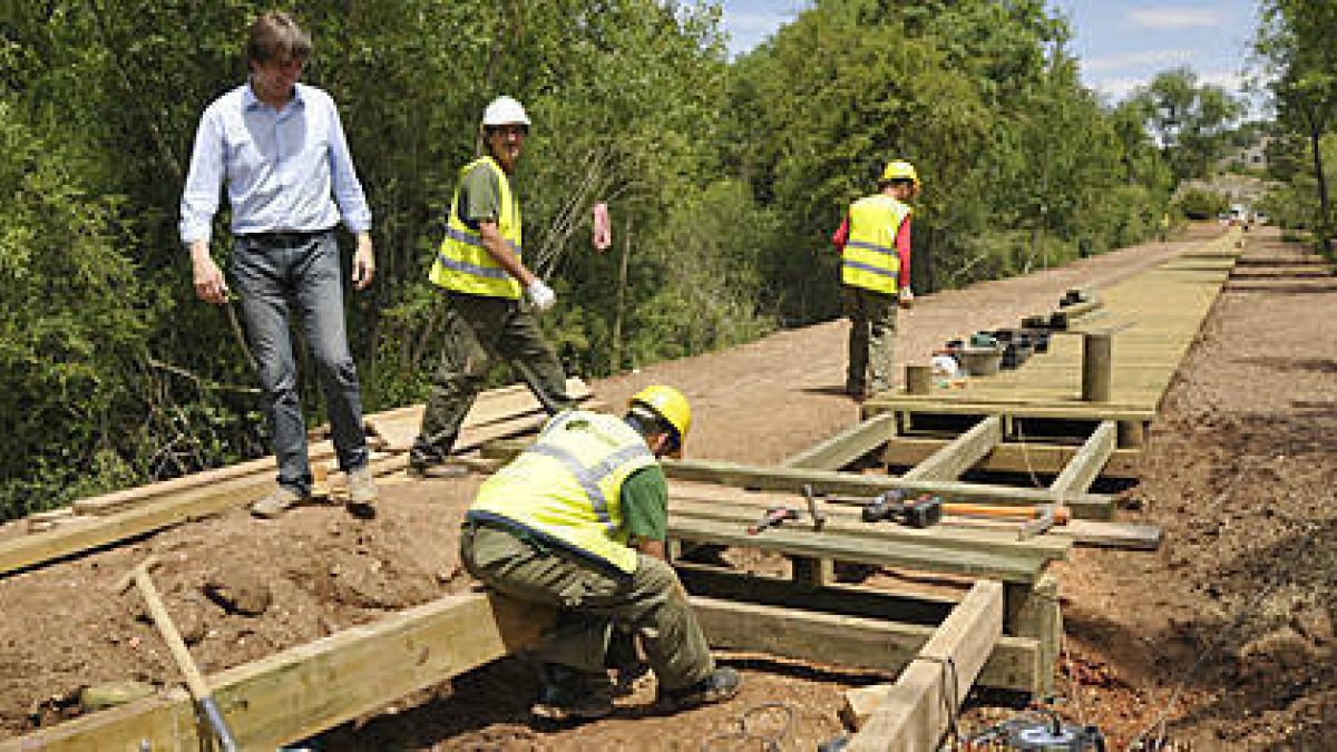 Carlos Martínez en las obras de la presa del Pereginal. / V.G.-