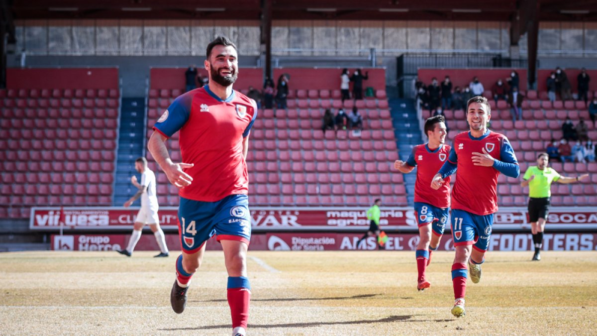Lupu quiere ante el Ehea seguir celebrando goles con la camiseta del Numancia. GONZALO MONTESEGURO