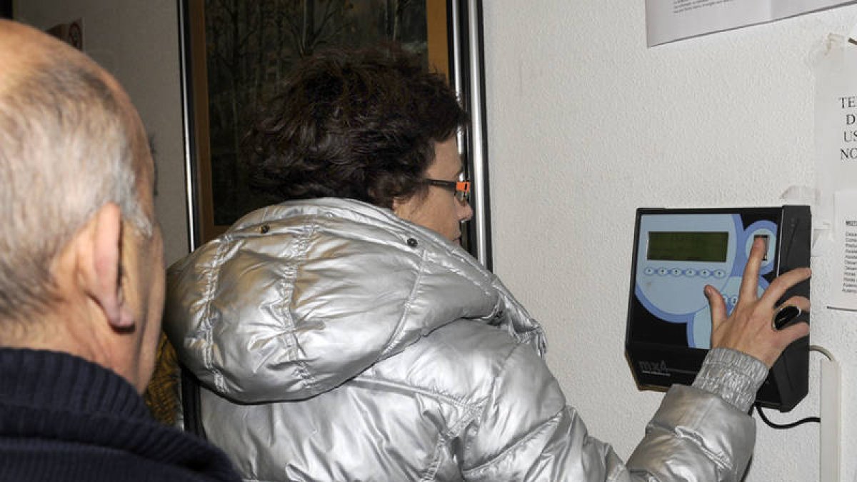 Un funcionario ficha al acceso de su trabajo./ V. G. -