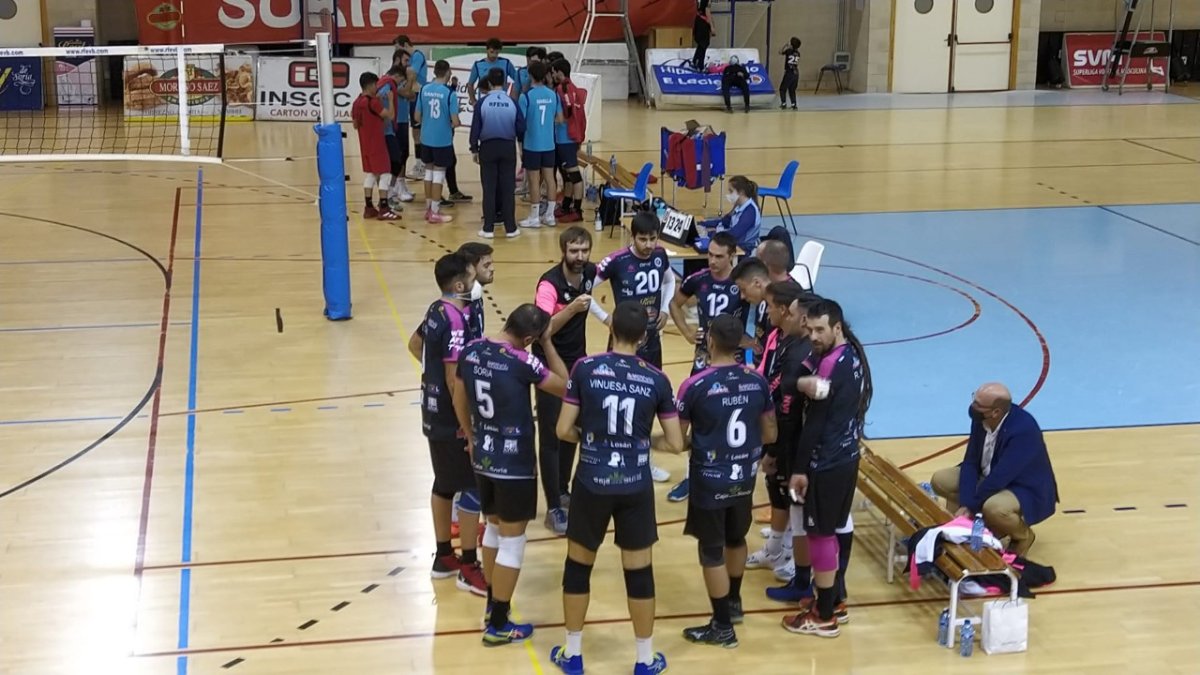 Un tiempo muerto del Sporting en el partido de la pasada jornada ante Universidad de Valladolid. HDS