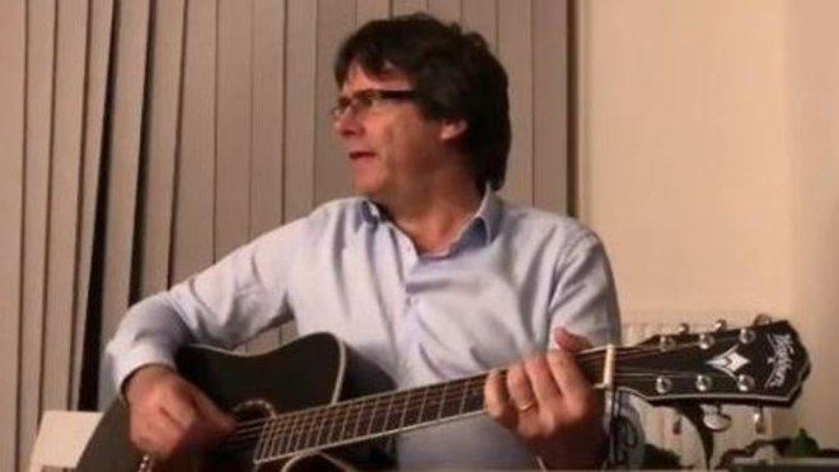 Carles Puigdemont canta ’Take me home, country roads’.-INSTAGRAM