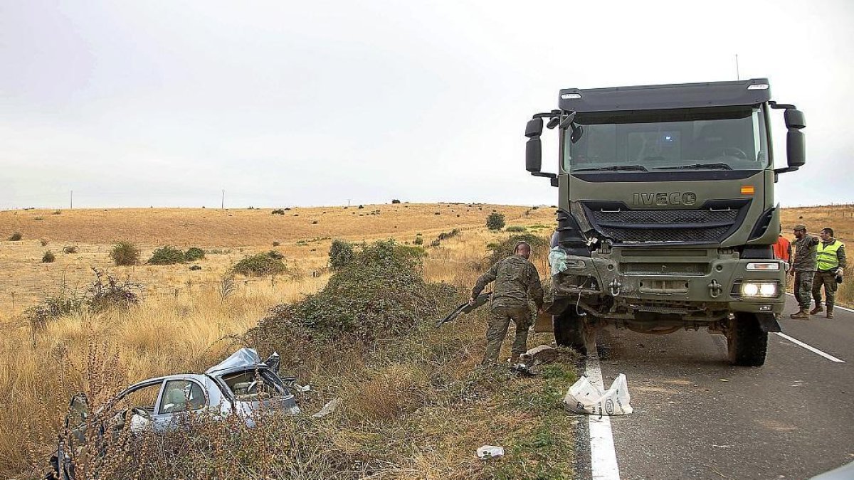 A la izquierda, el turismo que chocó contra un camión del Ejército en una carretera de Salamanca.-- ICAL