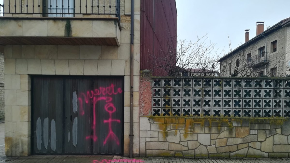 Una de las pintadas que han aparecido.-R.F.