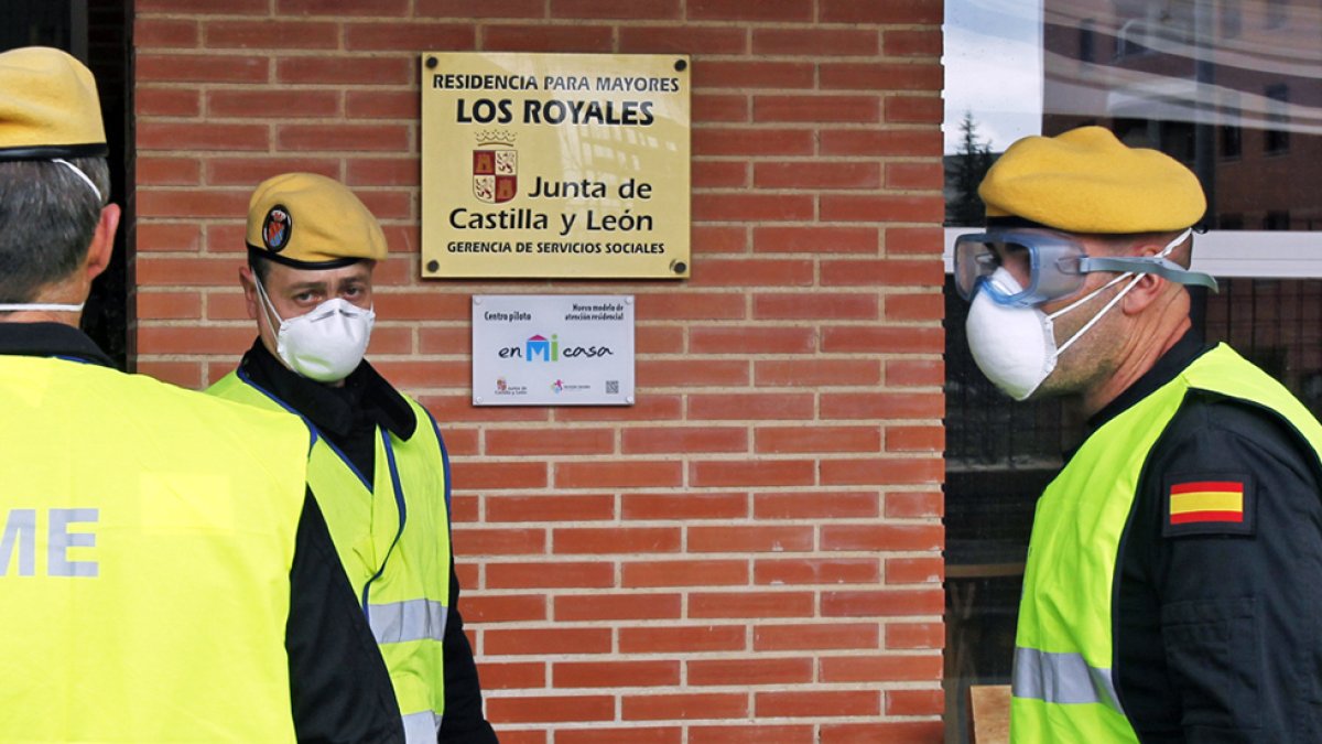 Miembros de la UME en la residencia Los Royales. MARIO TEJEDOR