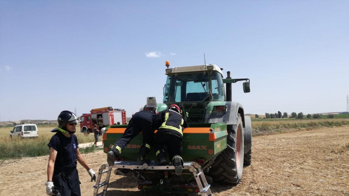 Tres bomberos durante la actuación en el accidente laboral en la granja La Ballana.-HDS