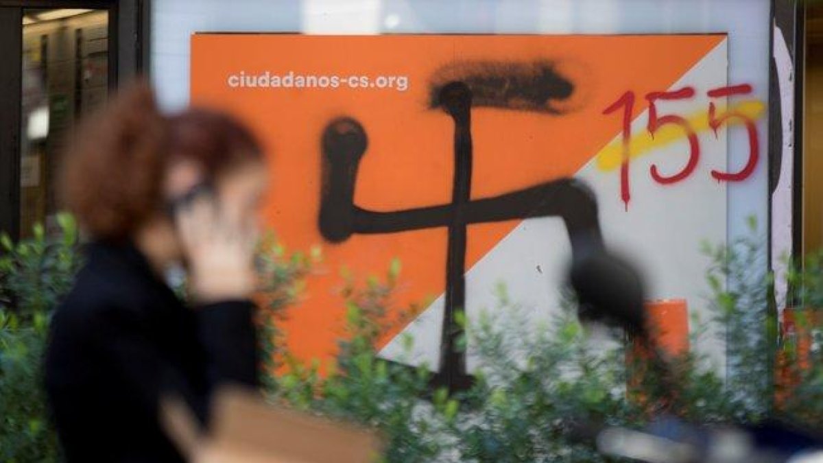 La sede de Ciudadanos en Barcelona el pasado martes con pintadas, al día siguiente de darse a conocer la sentencia del ’procés’.-EFE