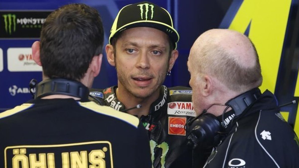 Valentino Rossi dialoga, en su boxe en Austin (EEUU), con su técnico de suspensiones y su ingeniero.-EFE / LARRY W. SMITH