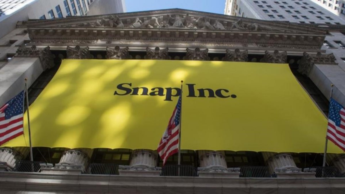 La fachada de Wall Street muestra un cartel de Snapchat.-BRYAN R SMITH