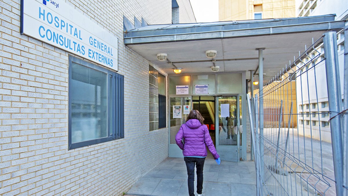 Personas pendientes de la vacunación el miércoles en el hospital. M. TEJEDOR