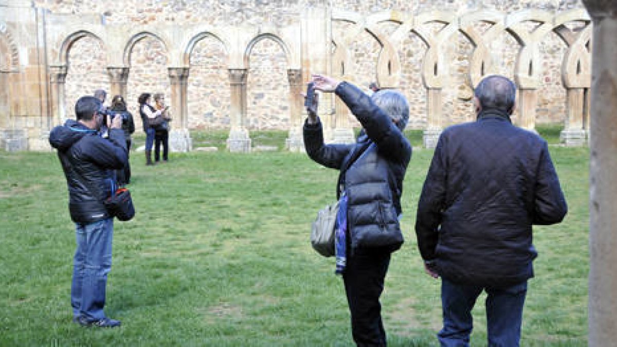 Turistas visitanto los Arcos de San Juan de Duero, en la capital, en una imagen de archivo. / VALENTÍN GUISANDE-