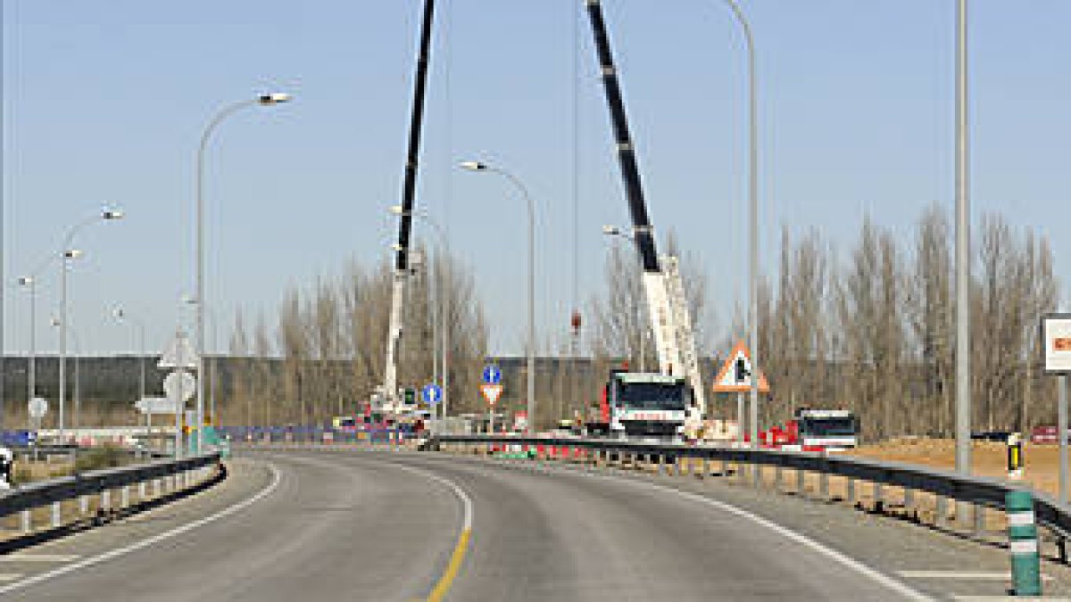 Dos grúas en el puente del Duero en la variante de Almazán depositaban placas de hormigón para el firme de la A-15 a su paso por esta zona. / VALENTÍN GUISANDE-