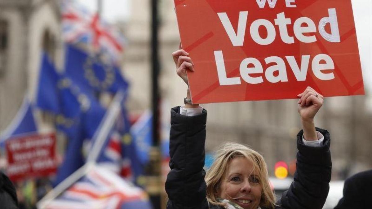 Una partidaria del brexit hoy martes frente al Parlamento británico.-AP / ALASTAIR GRANT