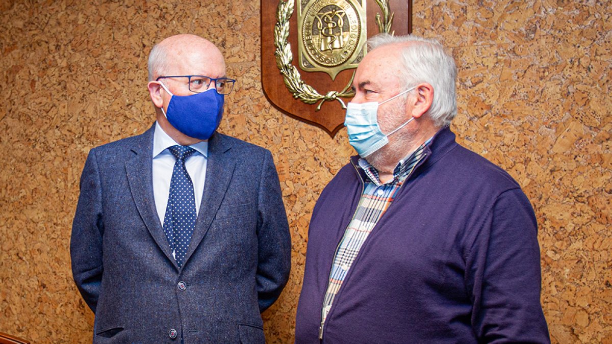 El presidente del Colegio de Médicos, José Ramón Huerta, y el autor del informe, Germán del Caño. MARIO TEJEDOR