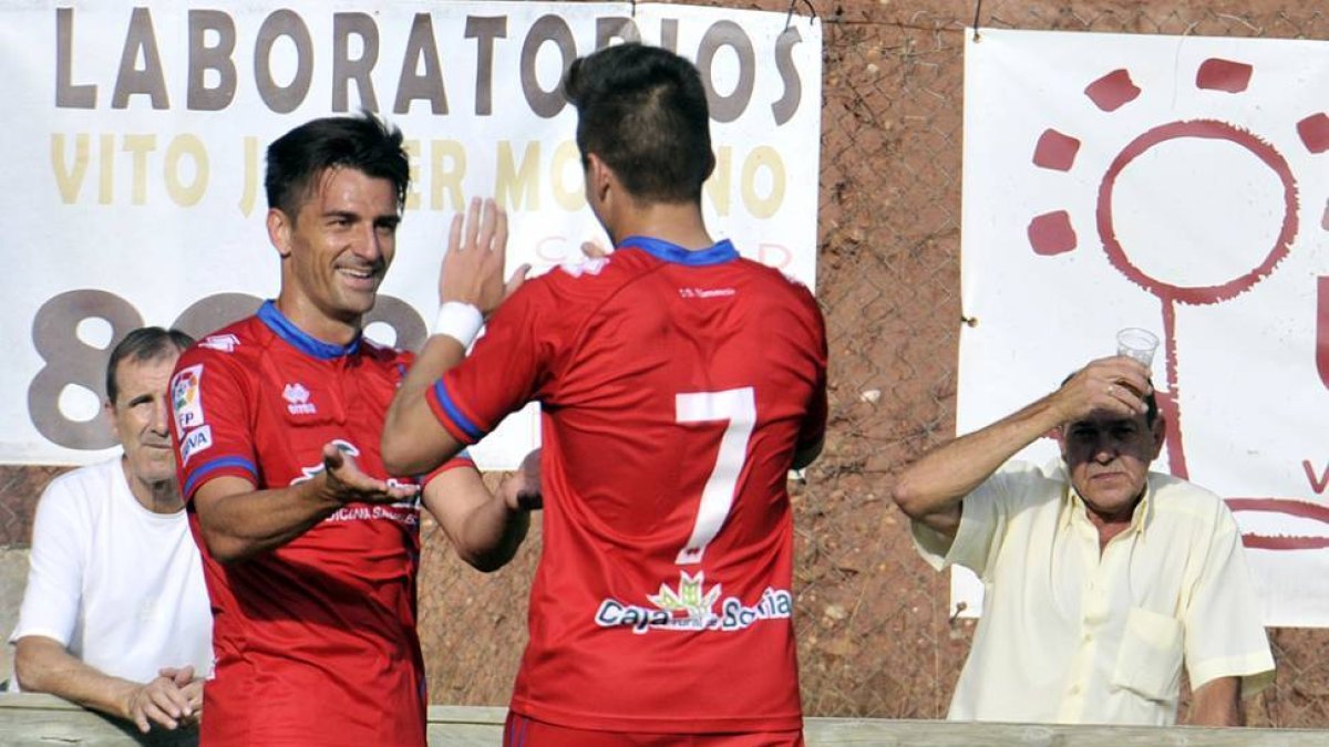 Los rojillos celebran uno de los seis goles endosados a la Arandina.-Diego Mayor