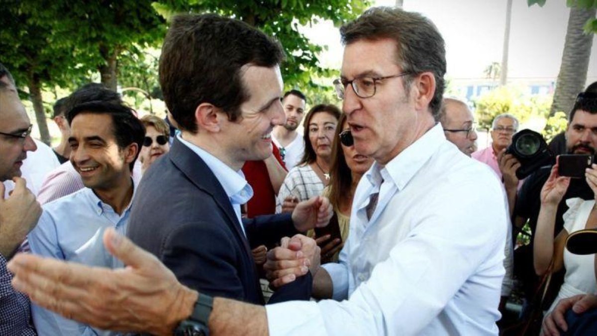 Feijóo y Casado, en el acto de campaña en A Coruña.-CABALAR (EFE)
