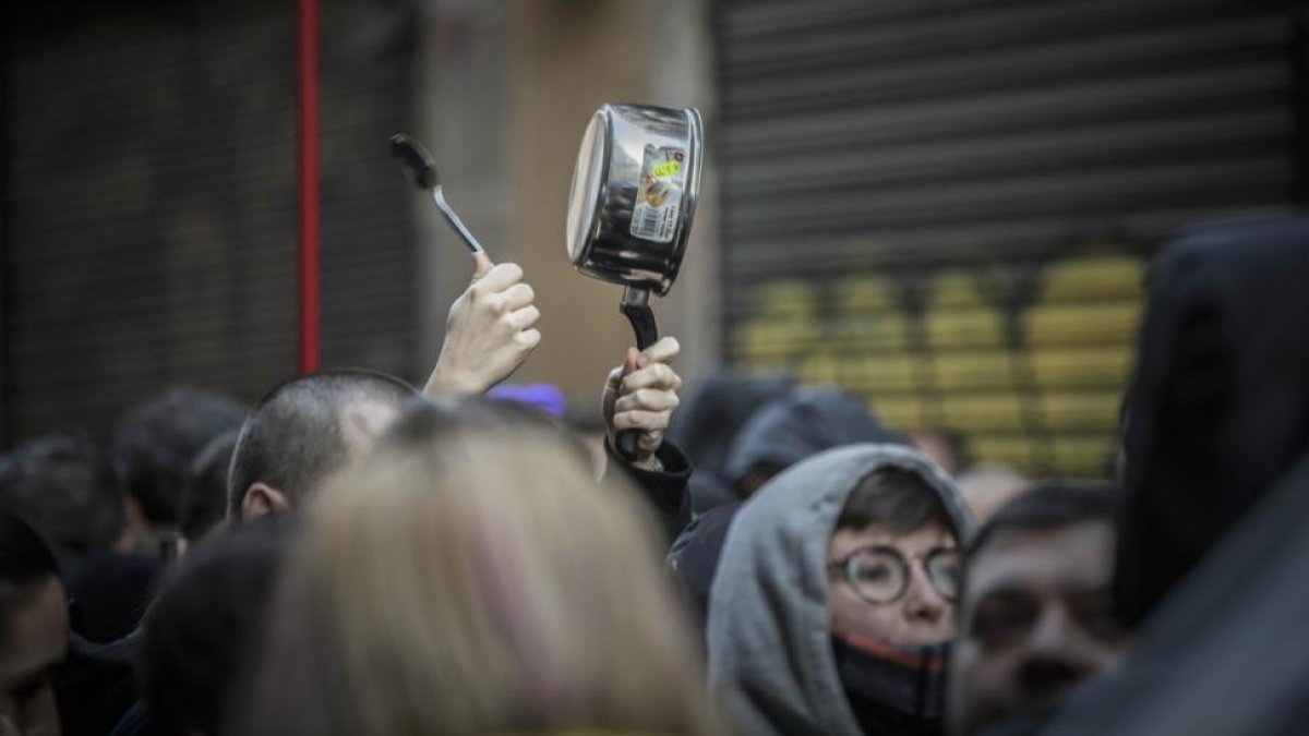 Cacerolada en la calle Hortigosa.-/ CARLOS MONTAÑES