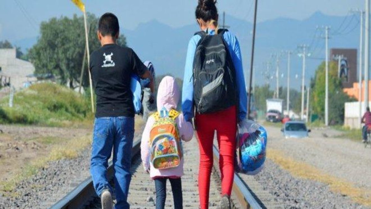 Niños inmigrantes que viajan solos, sin la compañía de adultos en México.-