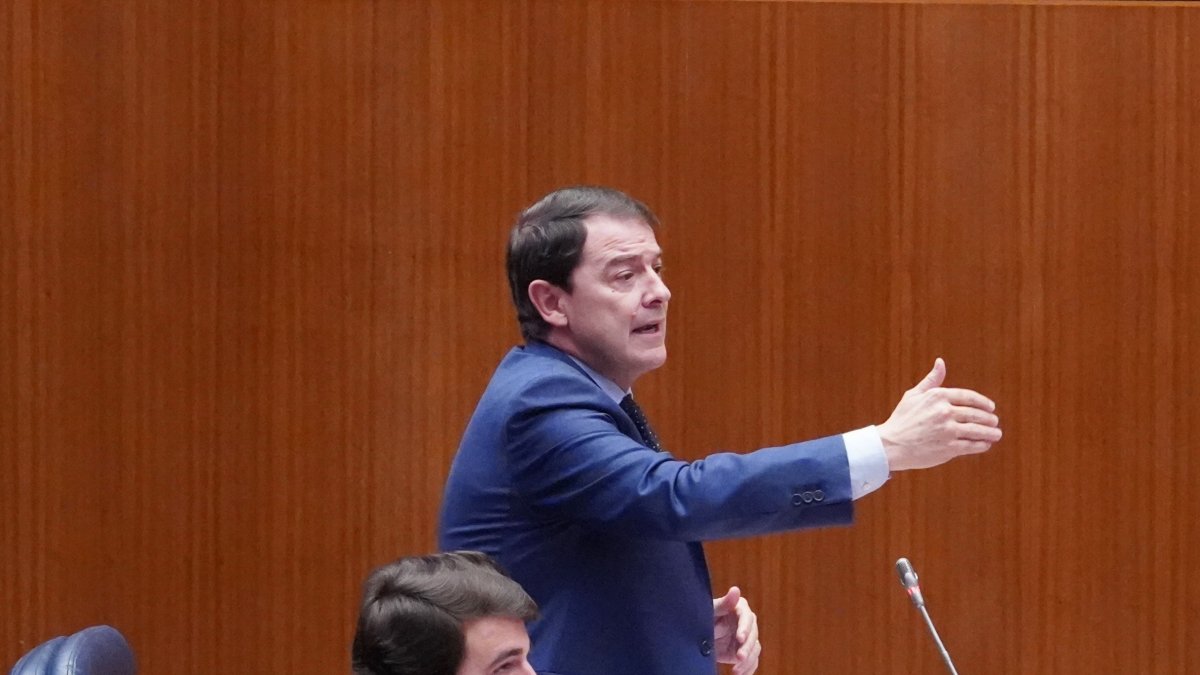 El presidente Fernández Mañueco durante una de sus intervenciones en el Pleno en la tarde del martes. ICAL