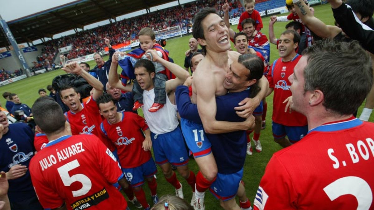 El Numancia celebra uno de sus ascensos a Primera a lo largo de sus 75 años de historia. LUIS ÁNGEL TEJEDOR