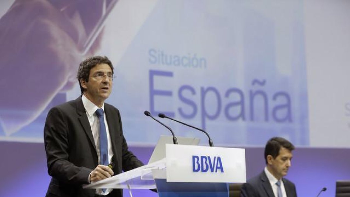 El economista jefe del Grupo BBVA, Jorge Sicilia (izquierda), y el economista jefe de Economías Desarrolladas de BBVA Research, Rafael Doménech,en una imagen de archivo de noviembre.-ARCHIVO / EFE / E. NARANJO