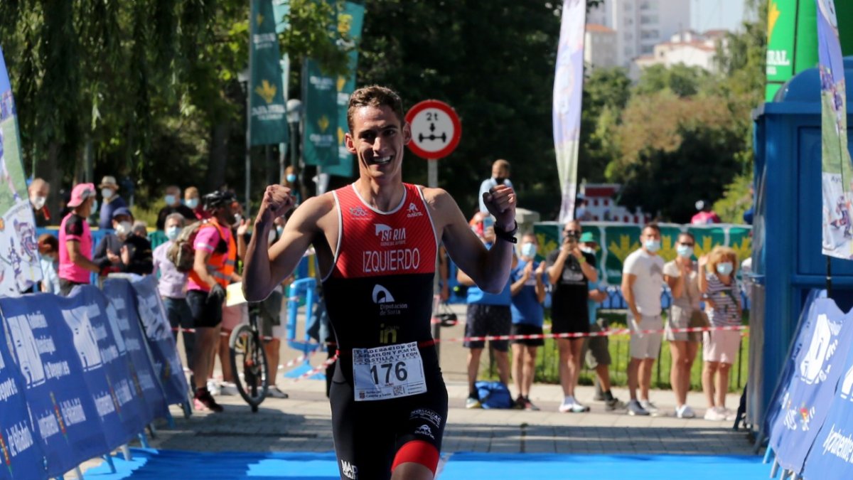 Jaime Izquierdo en el momento de cruzar la línea de meta como ganador del Ciudad de Valladolid. HDS